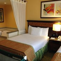 ベッド。すぐとなりにお風呂が。。。