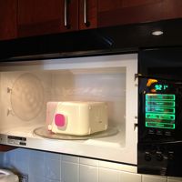 電子レンジで哺乳瓶を煮沸消毒します。