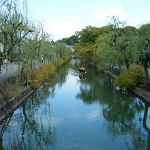 中心を流れる水路