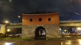 道の中にポツンと、唯一残った清時代の台北府城門