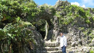 自然の岩をくり抜いてつくられた城門