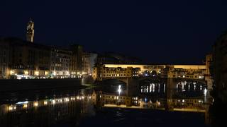 夜景を離れて見る方がいいかも。