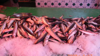 野菜、果物、デイツ、魚が並ぶ市場