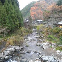 宿の横を流れる川。夏は川に下りて遊べます。