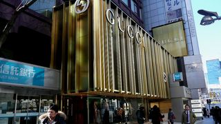 新宿駅からすぐのゴールドが目立つ直営店