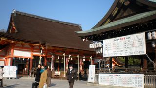 祇園さんでおなじみの赤い楼門が美しい。