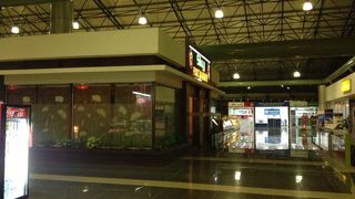 トランジットに利用。利用者に比べてキャパがない。