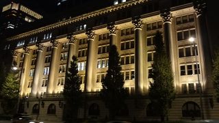 皇居正面の美しいビル