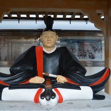 本所松坂町の吉良邸の上野介さんの像。
