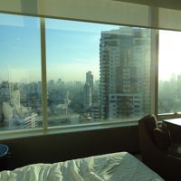 窓が大きく、朝日がまぶしい