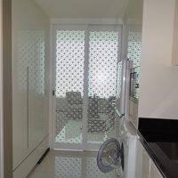 エントランスとベット・ルームを仕切れるタイ風引き戸