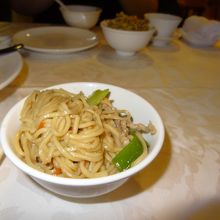 台湾焼きうどん？　取り分けてくれました。