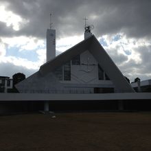 平成10年に建て替えられた白い聖堂