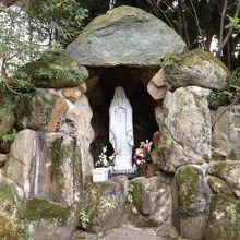 向かって左手にはマリア様も