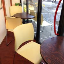 店内のイートインスペースは4席