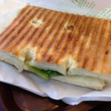 パニーニは注文してから焼いているので、外はカリ！中はモチっ！