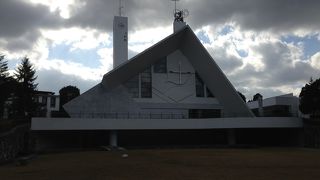 丘の上の静かな教会