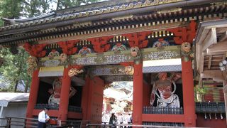 仁王像が守る表門