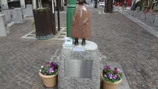 童謡「赤い靴」のモデルになった女の子です