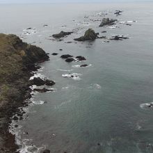 岬から突き出た岩の数々