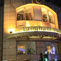 夜のホテル外観