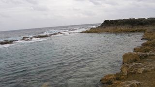 海に入る場所がないのでプール