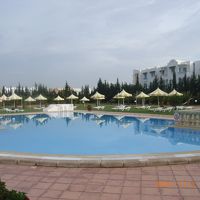 屋内にも屋外にもプールがあります。