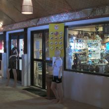 売店。お土産は安価で売っております。