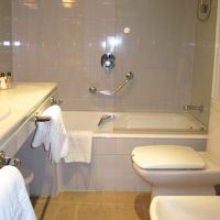 清潔なバスルーム。アメニティはパラドール共通の物。