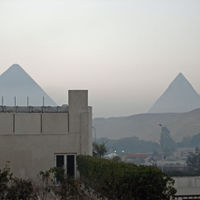 ３階のピラミッド側の部屋から。ホテル玄関が邪魔してます。