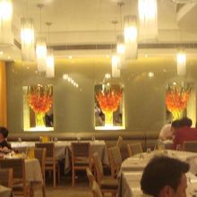 ２階は、１階と打って変わっておしゃれなカフェのようです