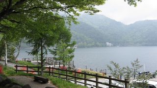 周りの緑も美しい日光を代表する湖