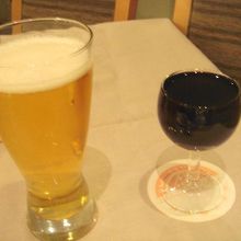 小さなワイングラスになみなみ次いでくれたのは気持ちいい