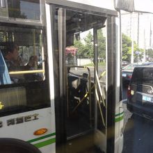 信号待ちでバス運転手同士がドアを開けて会話