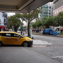 タクシーは黄色