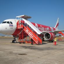飛行機を降り、歩いてゲートへ向かいます