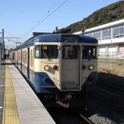 鋸山・日本寺、そして東京湾フェリー金谷港の最寄駅です。