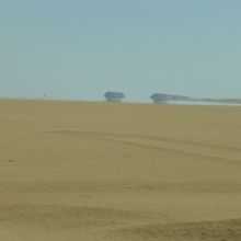 アブシンベルに向かう砂漠の中の道路から（蜃気楼）
