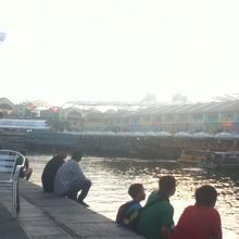 川沿いでだべってる人たち