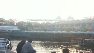 昼は閑散としています。夜いきましょう