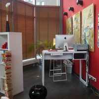 ロビーのパソコン。利用にはIDとパスワードが必要