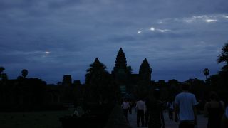 夜明けのアンコールワットは幻想的。