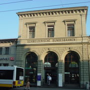 スイスとドイツ鉄道が1つの駅に