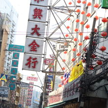 漢字の看板だらけ