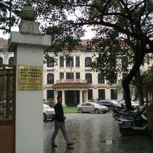 どう見ても行政の役所、門柱に注目！