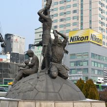 新村の交差点にある像