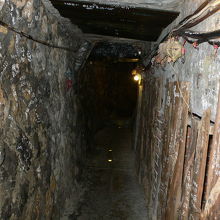 トンネルの先にお店がある