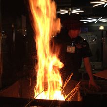 藁焼きのカツオを作っているところ