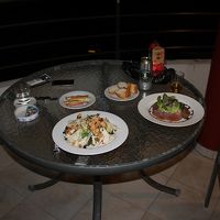 ルームサービスで頼んだシーザーサラダとマグロのタルタル