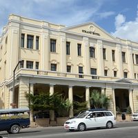 ストランド・ホテル外観。コロニアル・スタイルの３階建て。